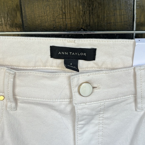 NWT Ann Taylor Sculpting Pocket Mid Rise Taper Jeans in Natural Size 4 - Picture 5 of 8